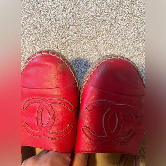 CHANEL Interlocking CC Logo Leather Espadrilles
SZ 40 Run small fits 39 $895 - Picture 2 of 7